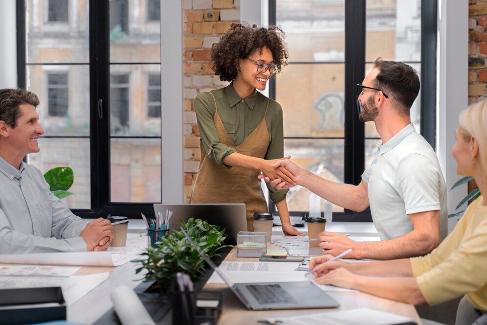 Colegas de trabalho mão dadas para Onboarding