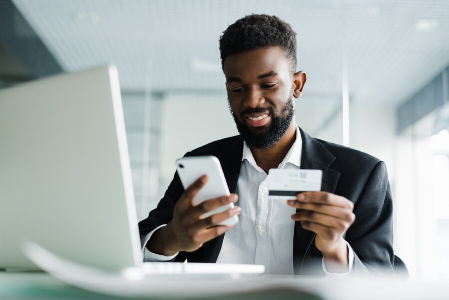 homem-afro-americano-que-paga-com-internet-banking
