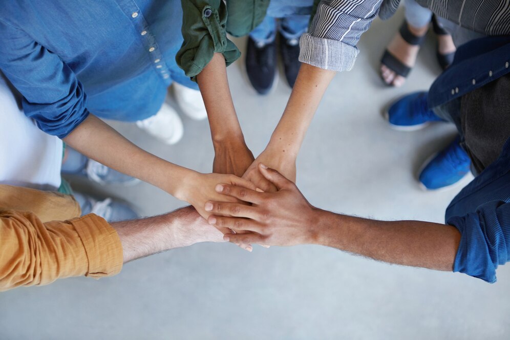 Colegas de trabalho mão dadas para Onboarding