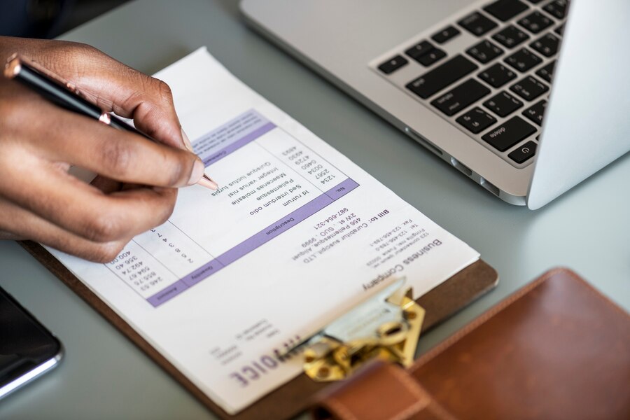 close-up-de-homem-negocio-IRPJ-nota-fiscal-papel_capa