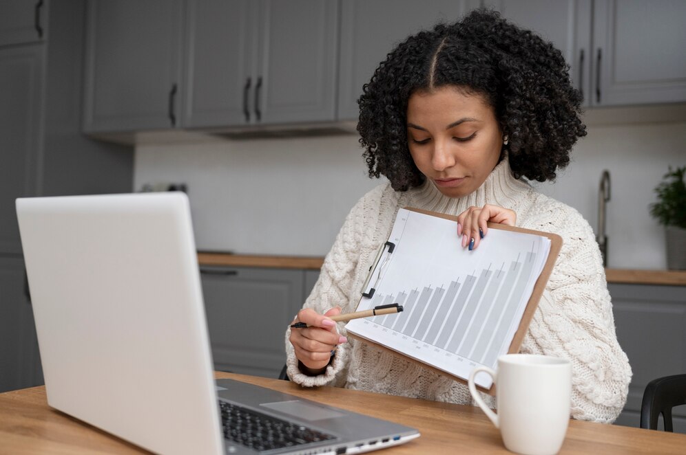 Mulher com gráfico sobre controle financeiro