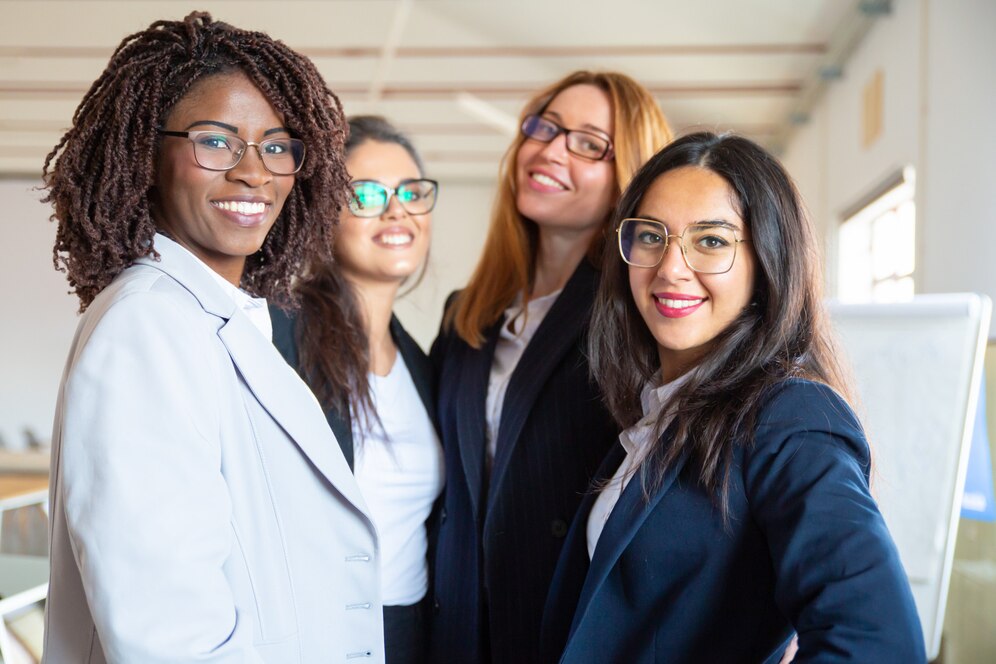 grupo-de-mulheres-no-mercado-de-trabalho-jovens-confiantes-olhando-para-a-camera