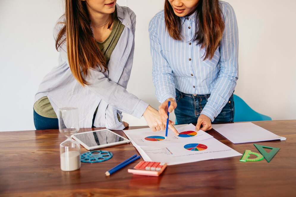 meninas-discutindo-diacas-de-gestão-financeira-e-dados-de-analise