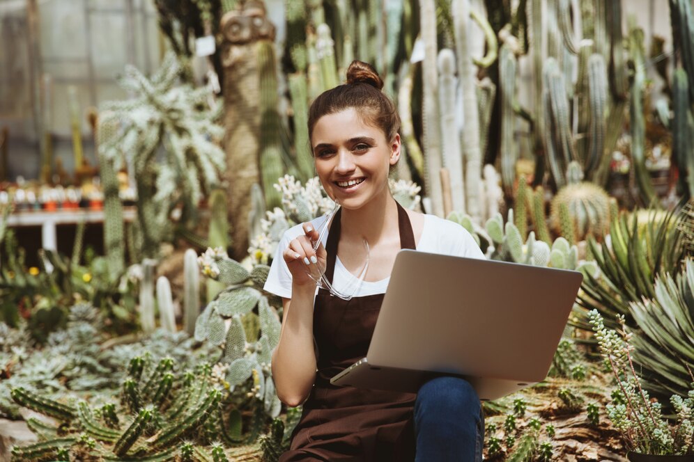 Mulher feliz consulta PGDAS no laptop