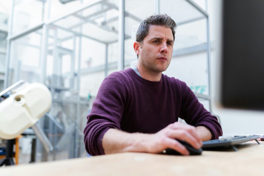 Homem acompanha previsibilidade financeira usando Software ERP como aliado.
