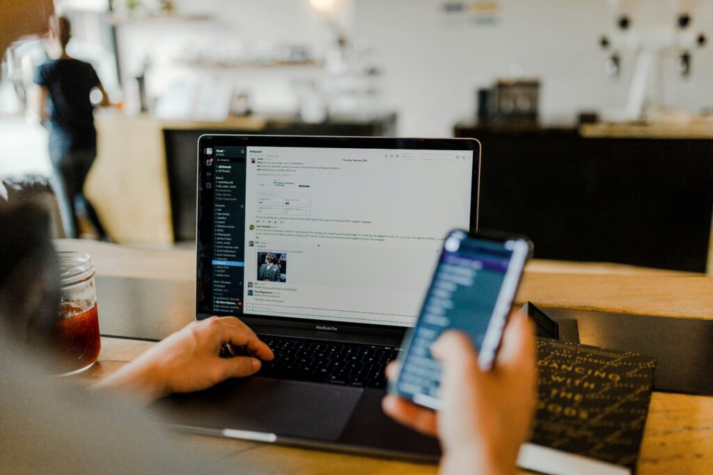 Homem analisa os indicadores de lucratividade da empresa através do celular