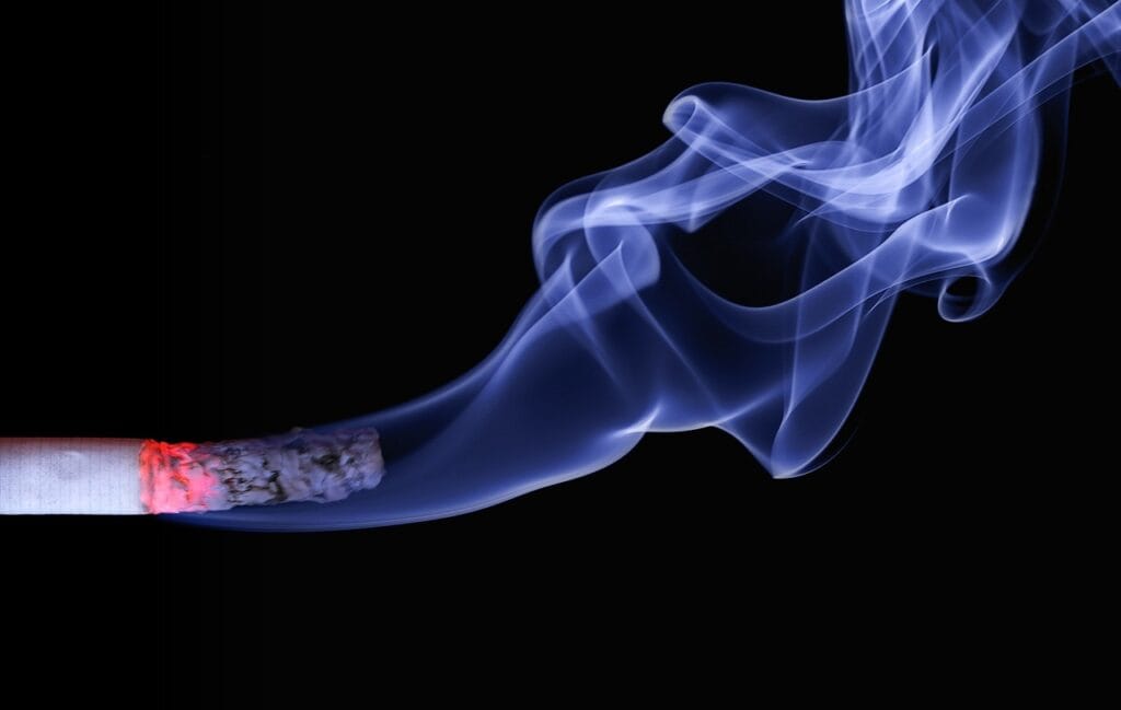 Cigarro é um dos produtos que sofre com imposto do pecado.